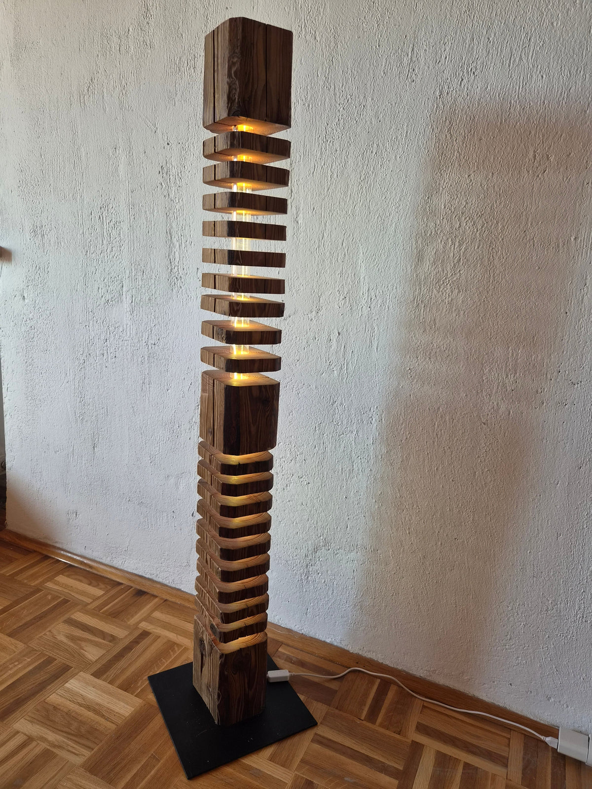 Altholz Stehleuchte 04 mit warmem Amber LED-Licht