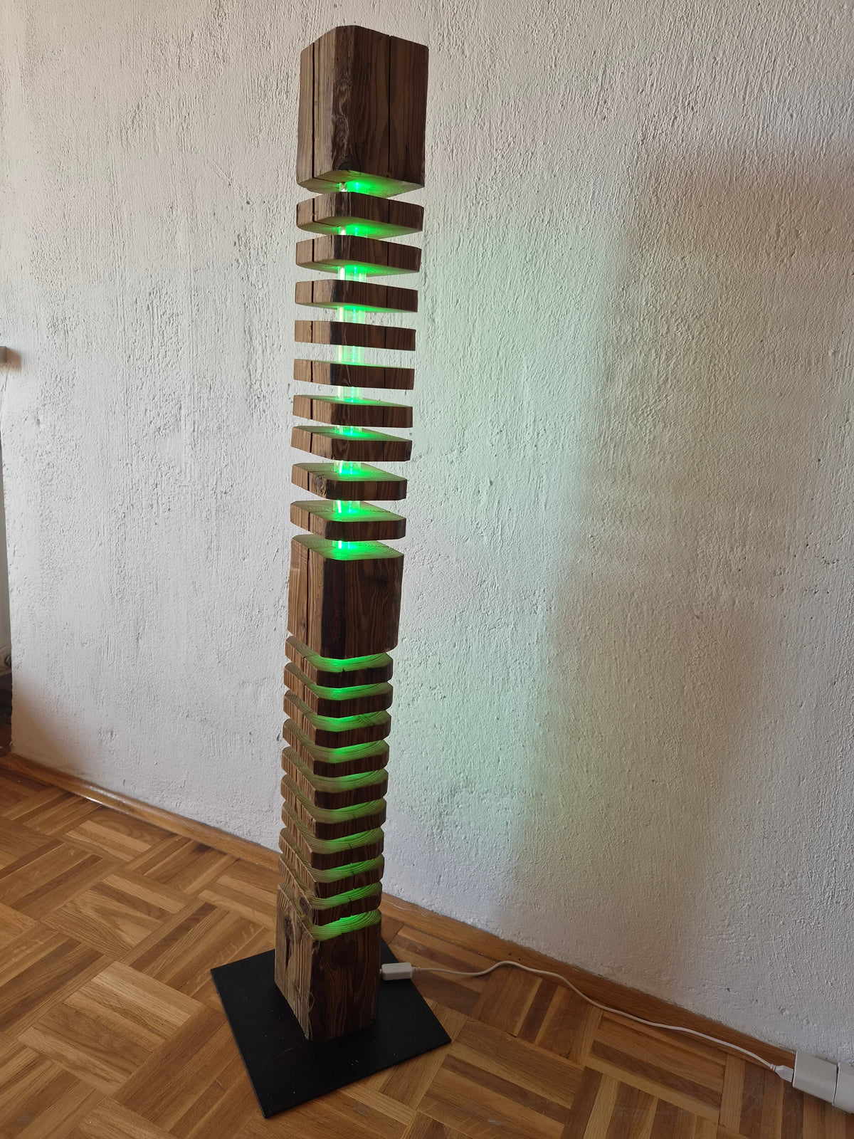 Altholz Stehleuchte 04 mit grünem LED-Licht