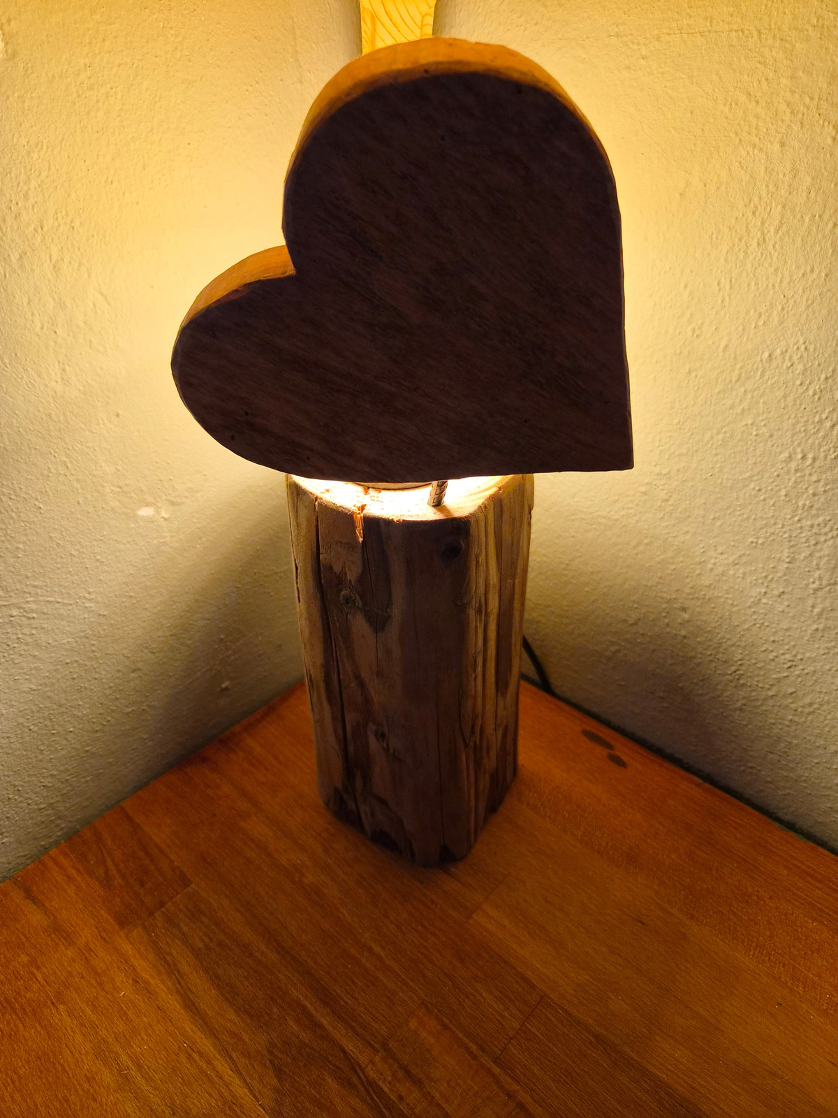 Altholz Tischleuchte klein mit Holzherz, warmweißes Licht