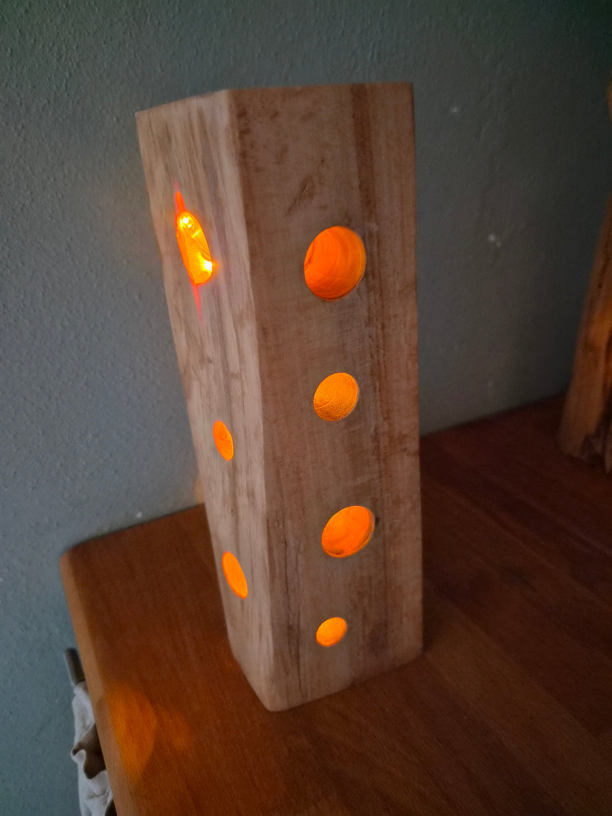 Altholz Lichtsäule mit runden Bohrungen und Lichterkette, Seitenansicht