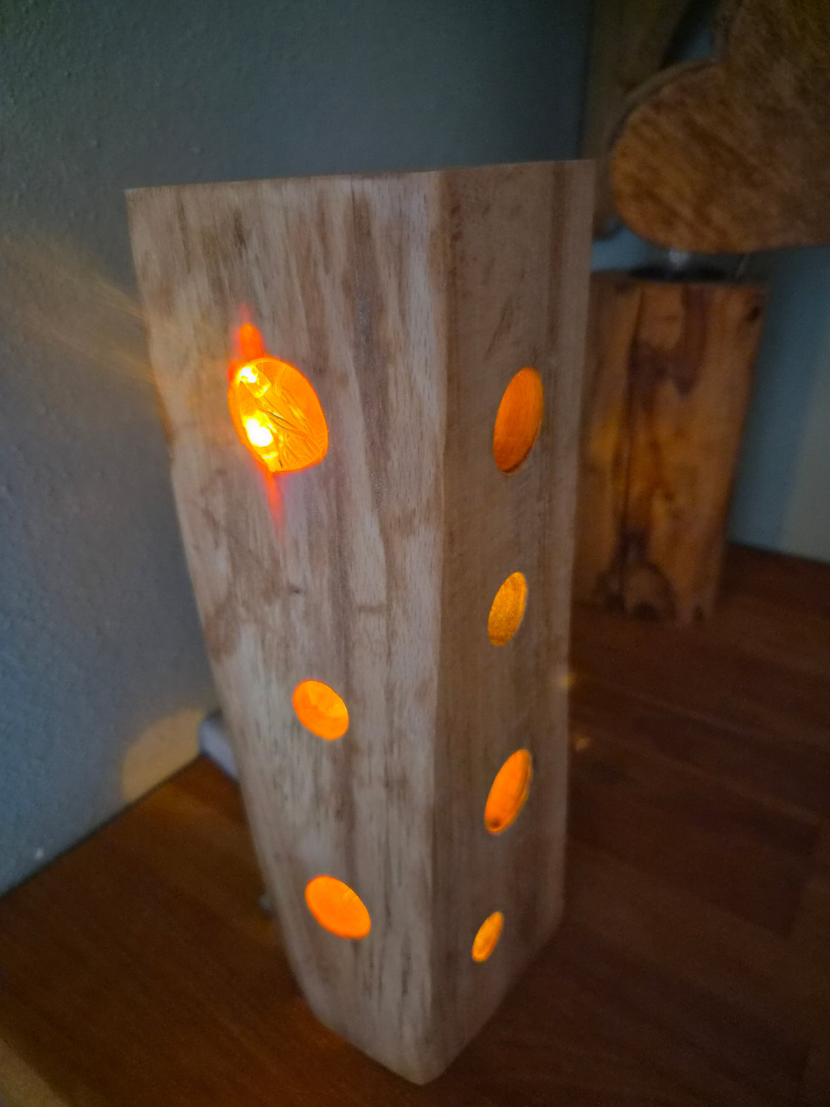 Altholz Lichtsäule mit leuchtenden Bohrungen, Frontansicht