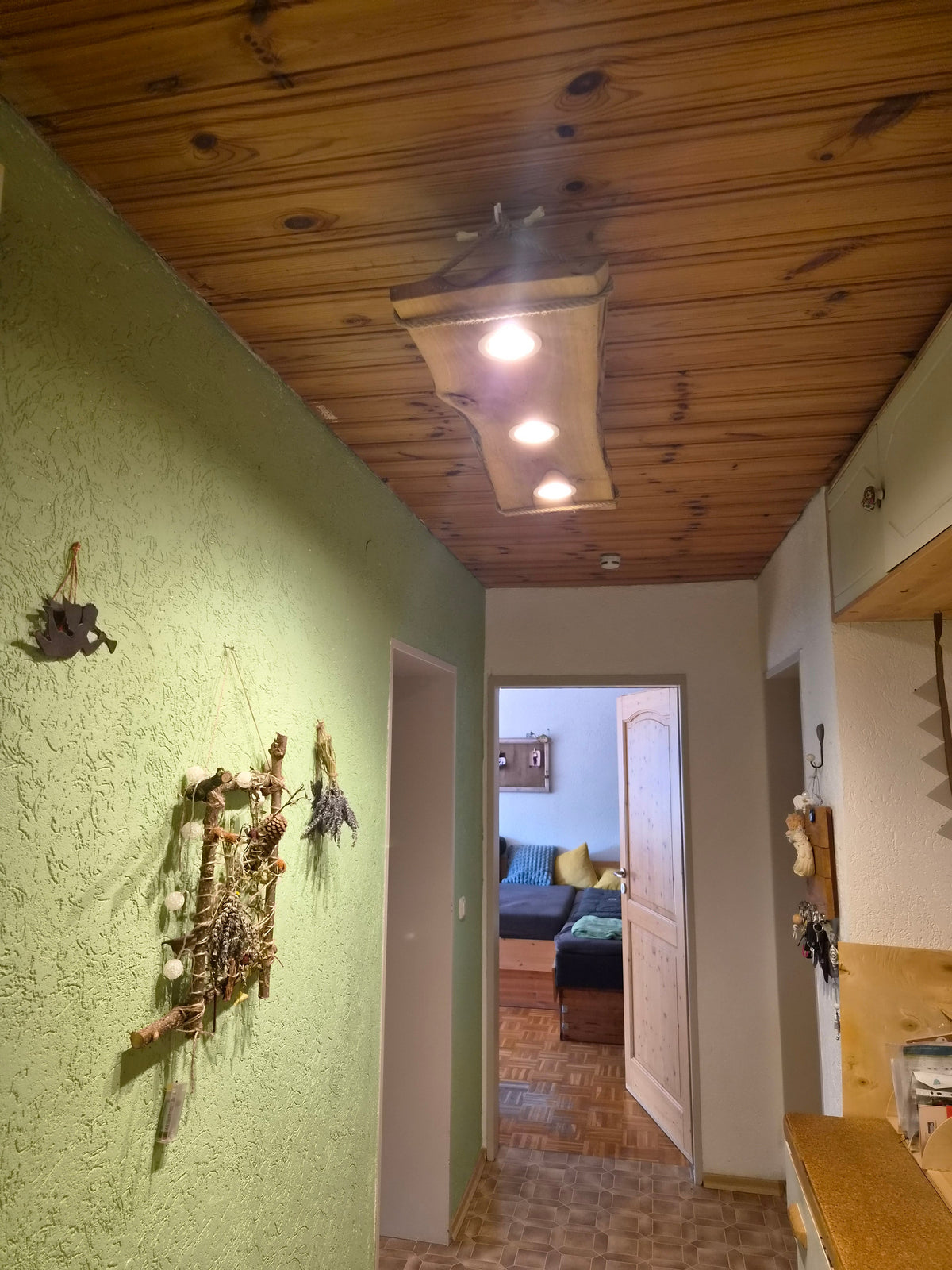 Altholz Flurbeleuchtung im Flur mit grüner Wand