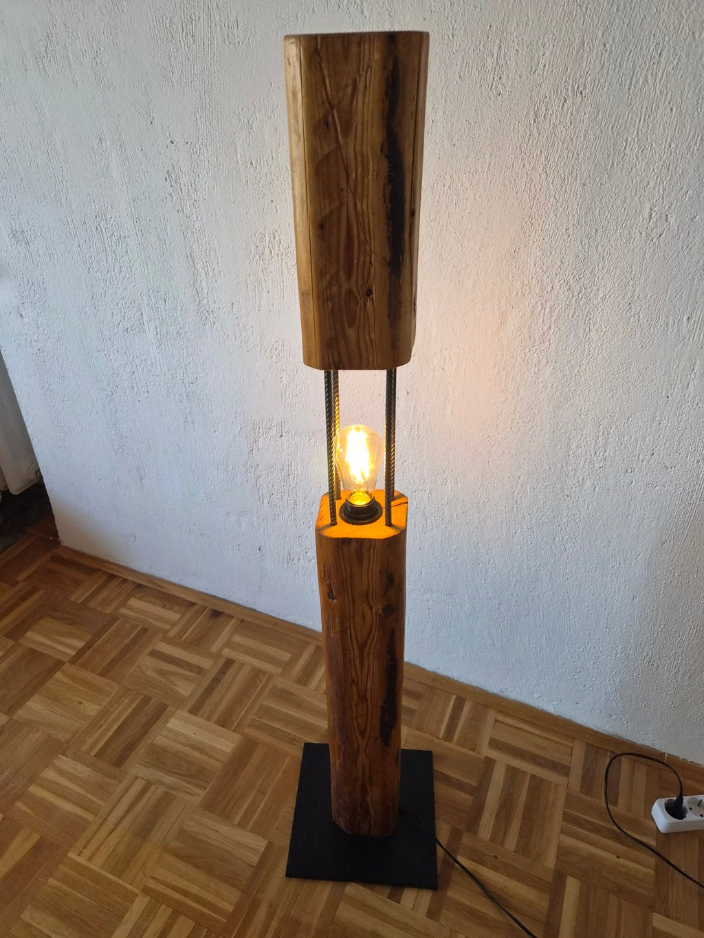 Altholz Stehleuchte 05 mit Edison-Glühlampe, Seitenansicht