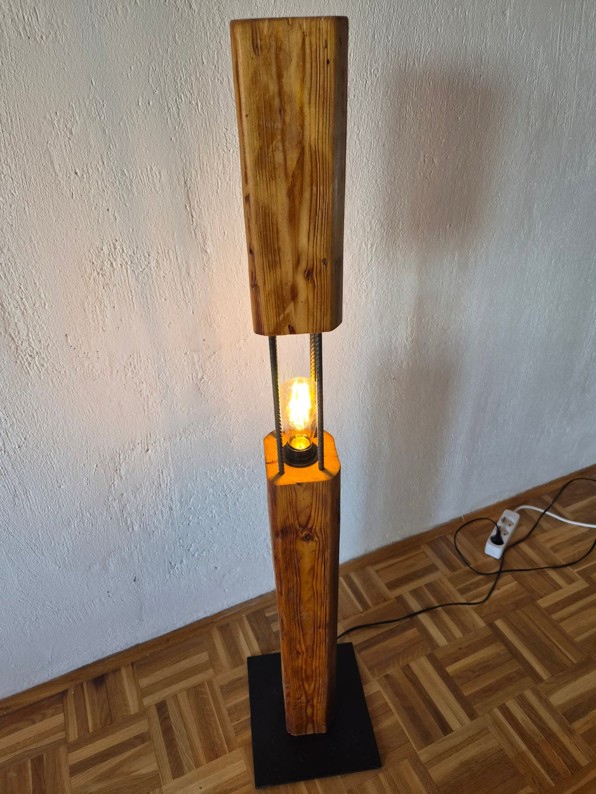 Altholz Stehleuchte 05 mit Edison-Glühlampe, Frontansicht