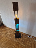 Altholz Stehleuchte 03 mit Edison-Glühlampe und türkisem LED-Band