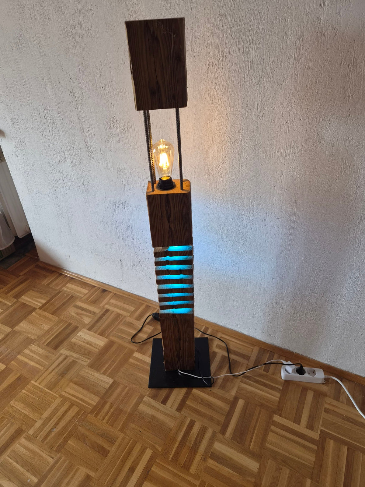 Altholz Stehleuchte 03 mit Edison-Glühlampe und türkisem LED-Band